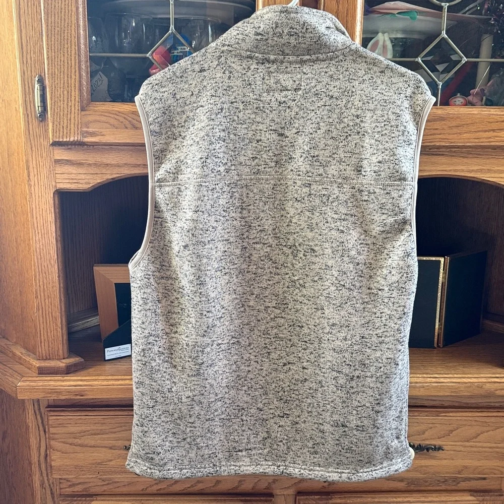 Men's size medium victory sportswear vest, three zipper pockets. EUC - Picture 3 of 4